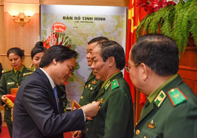 Bộ trưởng Phùng Xuân Nhạ trao kỷ niệm chương “Vì sự nghiệp giáo dục” cho một số đồng chí thuộc Bộ Tư lệnh Bộ đội biên phòng (Ảnh: Bộ Giáo dục và Đào tạo)