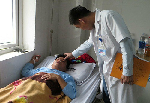 Thầy Thủy đang nằm điều trị tại Bệnh viện Đa khoa Phủ Diễn. Ảnh: vnexpress.net