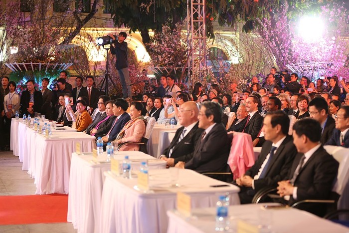 Chủ tịch Quốc hội Nguyễn Thị Kim Ngân cùng lãnh đạo thành phố Hà Nội dự lễ khai mạc