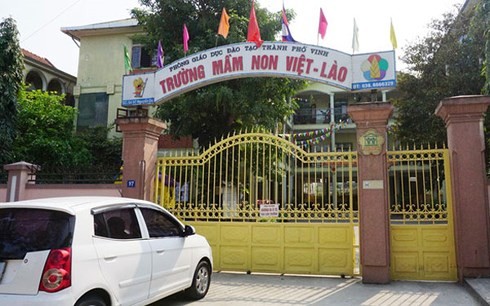Ngày 22/3/2018, một giáo viên thực tập tại trường mầm non Việt Lào, thành phố Vinh, Nghệ An đã bị phụ huynh hành hung khi phát hiện con có vết thâm ở chân (do bé chạy vấp ngã trước đó). (Ảnh: VOV).