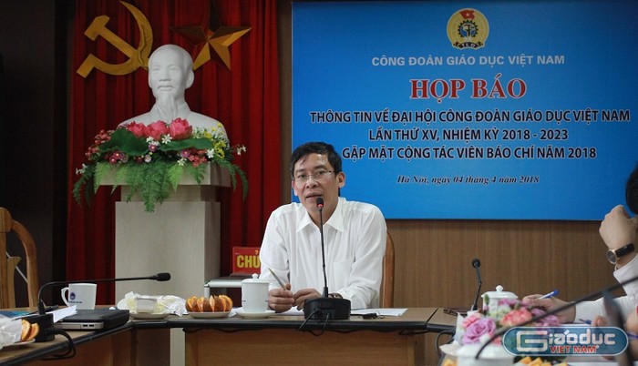 Tiến sĩ Vũ Minh Đức - Chủ tịch Công đoàn giáo Việt Nam chia sẻ với báo chí 5 nhiệm vụ trụ cột sẽ được Công đoàn giáo dục Việt Nam thực hiện trong thời gian tới. (Ảnh: Linh Hương)