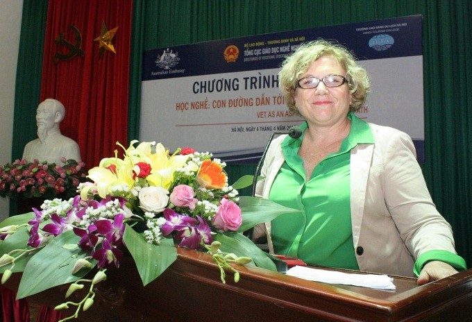 Bà Joanna Wood – Tham tán Giáo dục và Khoa học, Đại sứ quán Australia tại Việt Nam phát biểu tại chương trình giao lưu (Ảnh: Thùy Linh)