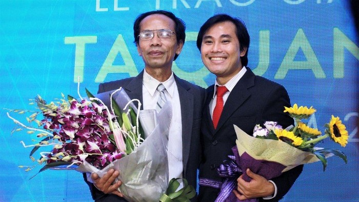 Giáo sư Phan Thanh Sơn Nam (phải) và phó giáo sư Nguyễn Sum tại lễ trao giải Tạ Quang Bửu 2017 (Ảnh: Báo Vietnamnet)
