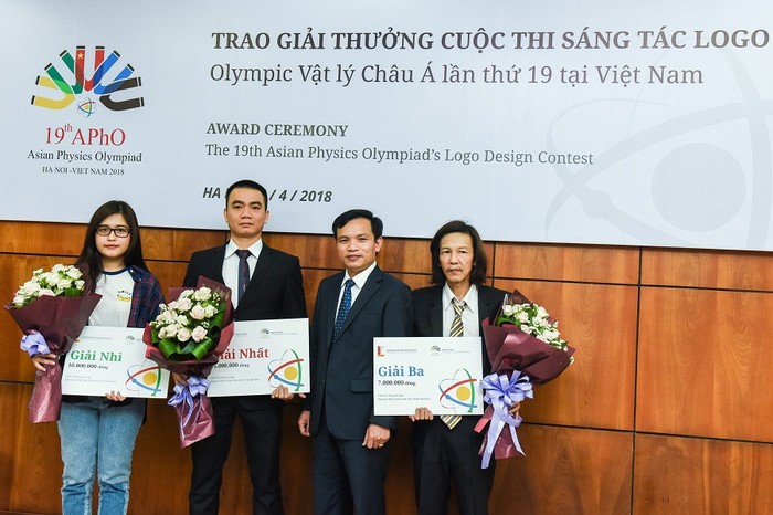 Ba tác giả đạt giải trong cuộc thi “Sáng tác logo kỳ thi Olympic Vật lý Châu Á lần thứ 19 tại Việt Nam”. (Ảnh: Kim Chi)