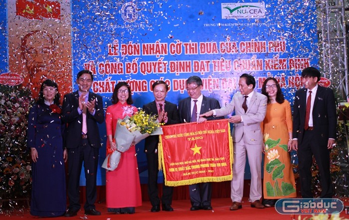 Lãnh đạo Viện Đại học Mở Hà Nội nhận Cờ thi đua của Chính phủ (Ảnh: Linh Hương)