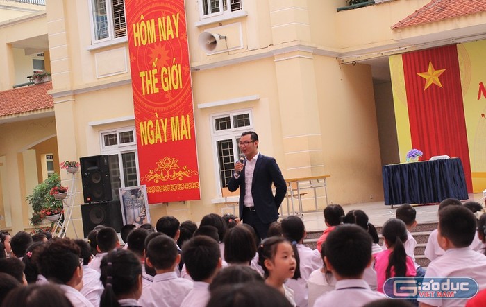 Diễn giả Vũ Văn Bình tới nói chuyện giao lưu với các em học sinh trường Tiểu học Trung Yên về văn hóa đọc.