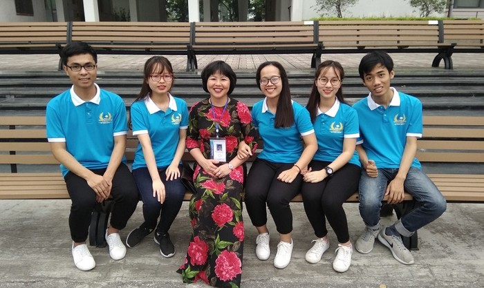 Phó giáo sư Đặng Thị Thanh Lê – trưởng Bộ môn Hóa (Đại học Thủy Lợi) và 5 thí sinh đạt giải (Ảnh: Thu Uyên cung cấp)