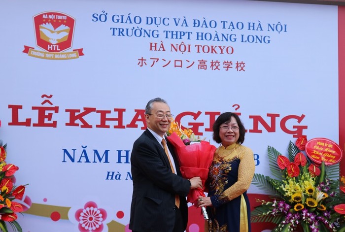 Ông Ando Toshiki – Giám đốc Japan Foundation tại Việt Nam tặng hoa chúc mừng lễ khai giảng trường trung học phổ thông Hoàng Long