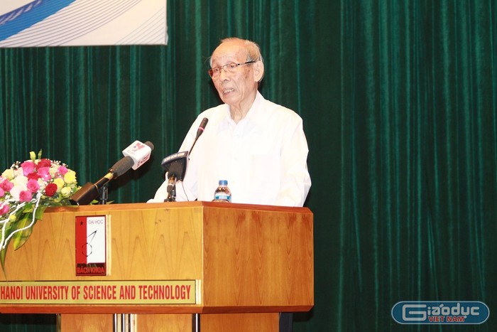 Giáo sư Trần Hồng Quân - Chủ tịch Hiệp hội Các trường đại học, cao đẳng Việt Nam phát biểu tại hội thảo (Ảnh: Thùy Linh)