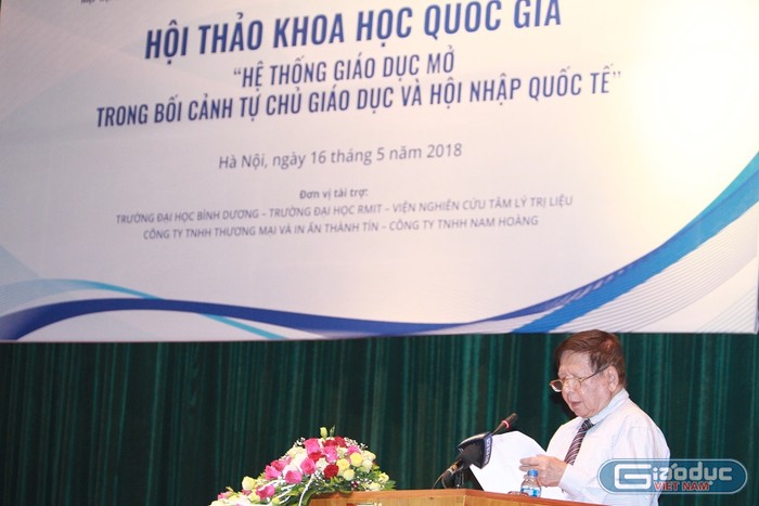 Phó giáo sư Trần Xuân Nhĩ - Phó chủ tịch Hiệp hội các trường đại học, cao đẳng Việt Nam phát biểu đề dẫn hội thảo (Ảnh; Thùy Linh)