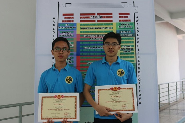 Lê Văn Hưng (bên phải) là một trong hai thí sinh giành giải thưởng Nguyễn Văn Đạo - Giải thưởng dành cho sinh viên đạt điểm cao nhất trong Olympic Cơ học toàn quốc. (Ảnh: Thùy Linh)
