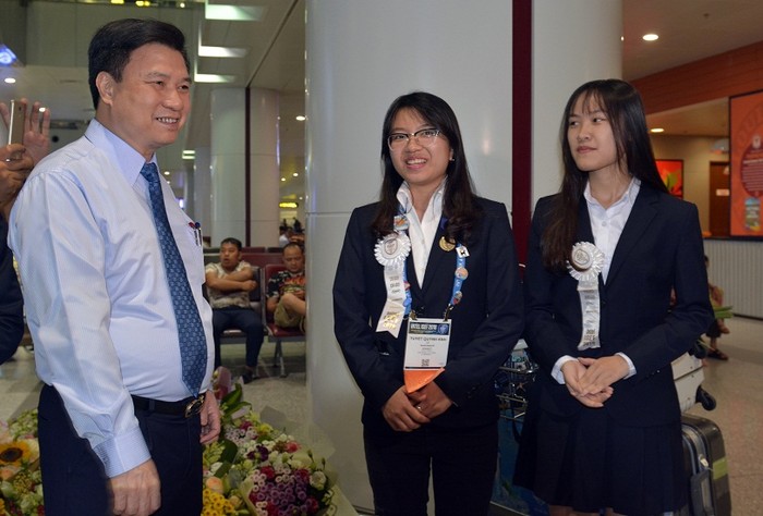 Thứ trưởng Bộ Giáo dục và Đào tạo Nguyễn Hữu Độ chúc mừng học sinh đoạt giải tại Intel ISEF 2018.(Ảnh: Bộ Giáo dục và Đào tạo)