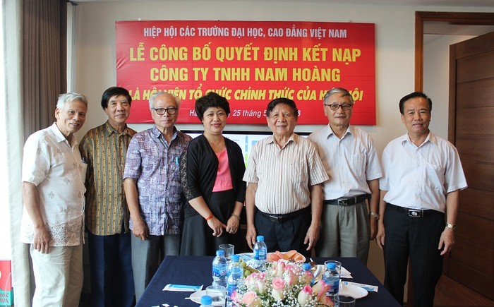 Ngày 25/5, Hiệp hội các trường đại học, cao đẳng Việt Nam tổ chức lễ công bố quyết định kết nạp Công ty Nam Hoàng trở thành hội viên trực thuộc Hiệp hội. (Ảnh: Anh Đức)