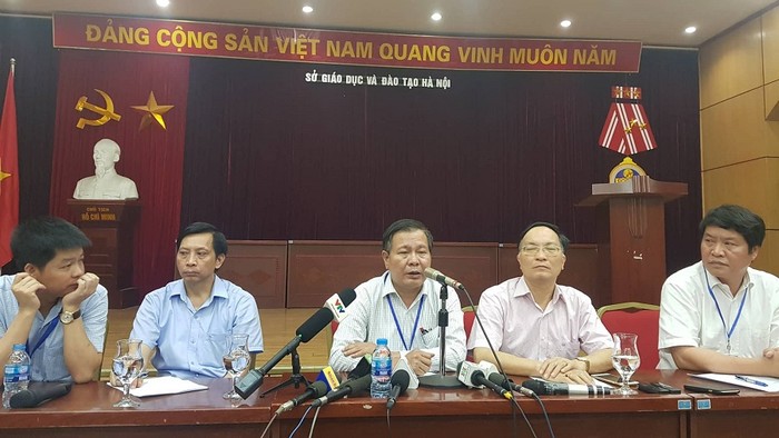 Trưa 7/6, Sở Giáo dục và Đào tạo Hà Nội đã có cuộc họp khẩn thông tin chính thức về vụ lọt đề thi Ngữ văn vào buổi sáng.