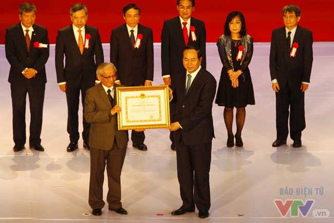 Chủ tịch nước Trần Đại Quang trao giải thưởng Hồ Chí Minh về khoa học công nghệ cho Giáo sư Phan Huy Lê (trái) hồi tháng 1/2017 (Ảnh: VTV)
