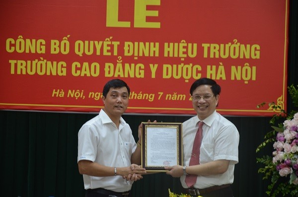 Tiến sĩ Lê Đức Mạnh (trái) - Chủ tịch Hội đồng Quản trị trao quyết định bổ nhiệm Hiệu trưởng cho Giáo sư Lê Trung Hải (Phải). (Ảnh: Công Luân)