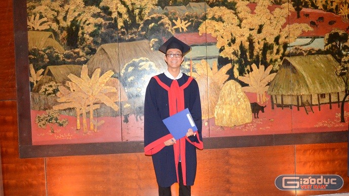 Em Nguyễn Văn Long – cậu sinh viên thủ khoa đầu ra của trường Đại học Luật Hà Nội năm 2018(Ảnh: Thùy Linh)