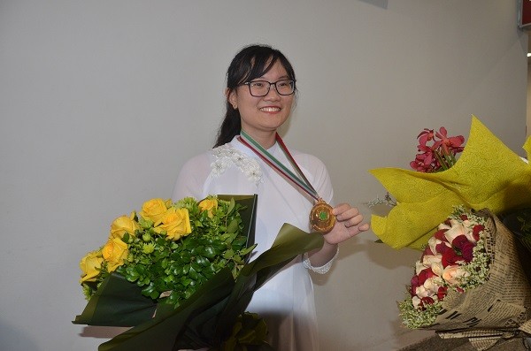 Cô gái vàng Phương Thảo đạt tổng điểm cao nhất cuộc thi Olympic Sinh học 2018, được tôn vinh là the first winner (người thắng cuộc cao nhất). (Ảnh: Thanh Chuyên)