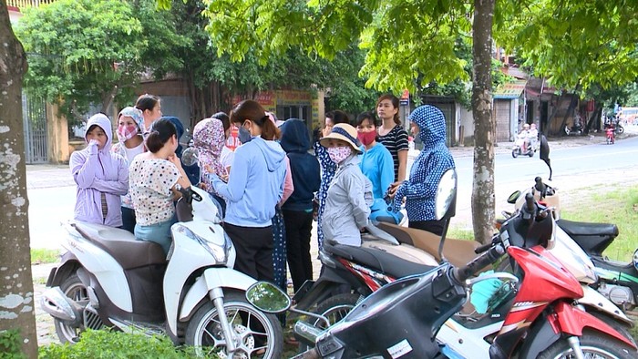 Các giáo viên tụ tập trước cửa Ủy ban nhân dân huyện Thanh Oai để kêu cứu trước quyết định sẽ dừng hợp đồng lao động từ ngày 01/9/2018 (Ảnh: Lê Trang)
