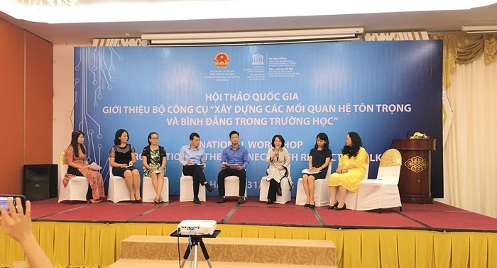 Ngày 31/7, tại Hà Nội, Bộ Giáo dục và Đào tạo tổ chức hội thảo quốc gia giới thiệu bộ công cụ hướng dẫn xây dựng các mối quan hệ tôn trọng và bình đẳng trong trường học. (Ảnh: Thùy Linh)