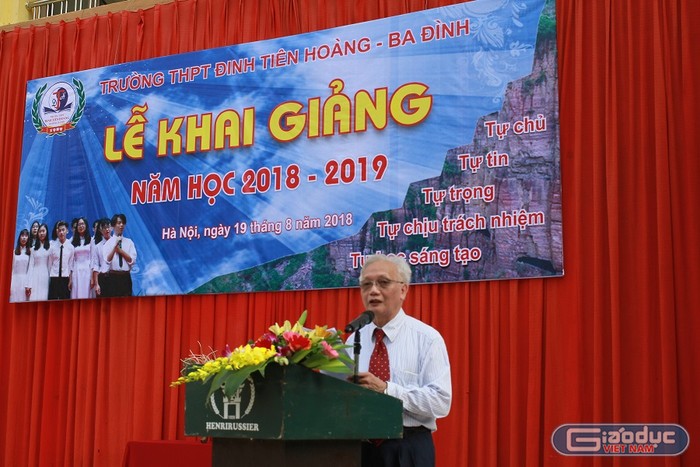 Chủ tịch Hội đồng giáo dục - Nhà giáo Nguyễn Tùng Lâm giao nhiệm vụ cho thầy và trò nhà trường