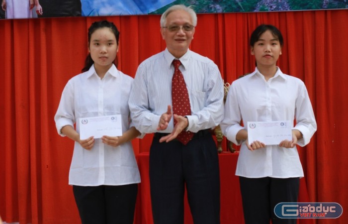 Thầy Tùng Lâm thay mặt Nhà trường vinh danh và trao học bổng cho hai học sinh khối 10 có điểm đầu vào cao nhất.