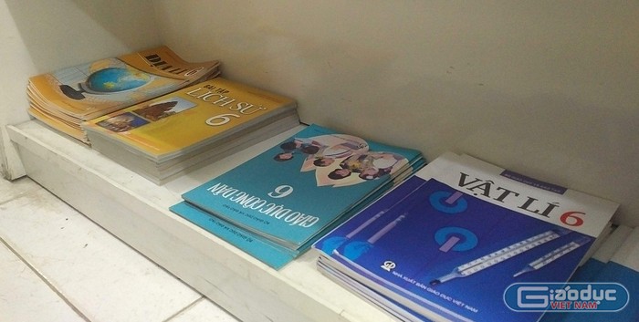 Mấy ngày qua, Báo Điện tử Giáo dục Việt Nam có loạt bài phản ánh về tình trạng thiếu sách giáo khoa cục bộ ở một số đầu sách và lớp đầu cấp ở một số địa phương trong đó có Thủ đô Hà Nội (Ảnh minh họa: Lại Cường)