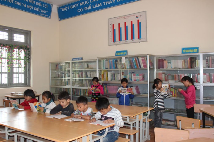 Sau sáp nhập, thư viện trường Tiểu học và Trung học cơ sở Vĩnh Đồng (Kim Bôi, Hòa Bình) có gần 1.100 đầu sách, tạo điều kiện cho học sinh học tập, tìm hiểu, giải trí. (Ảnh minh họa: Báo Hòa Bình)