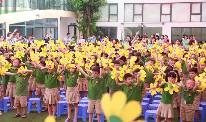 Lễ khai giảng ngập tràn màu sắc của các em học sinh tiểu học