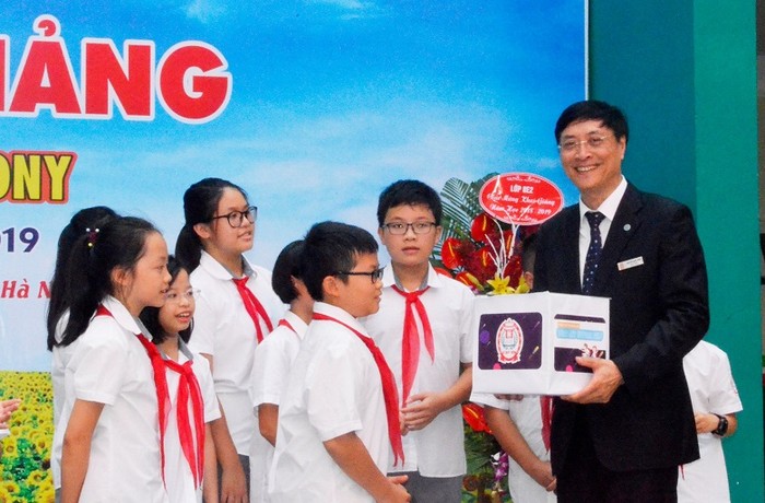 Những lá thư này được chính thầy Hiệu trưởng Nguyễn Quốc Bình đón nhận với cam kết sẽ lưu trữ và cùng các em nhìn nhận lại khi các em lên một cấp mới.