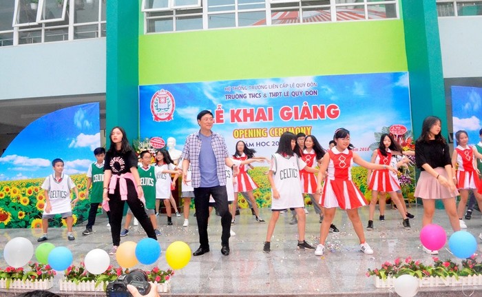 Thầy Nguyễn Quốc Bình lên sân khấu tham gia màn văn nghệ vui nhộn, xì tin cùng các em học sinh