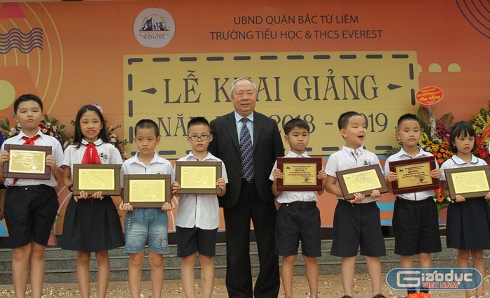 Ông Vũ Mão - nguyên Chủ nhiệm Ủy ban Đối ngoại của Quốc hội cũng lãnh đạo trường Everest trao phần thưởng cho những học sinh đạt thành tích cao trong các cuộc thi trong năm học 2017-2018