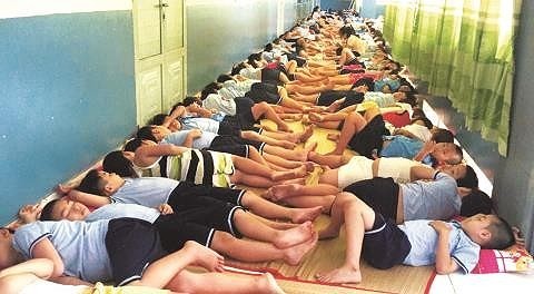 Trẻ ngủ trưa ở trường, chỉ nằm nghiêng và không dám thở (Ảnh minh họa: Học sinh trường tiểu học Nguyễn Thị Định (Thành phố Hồ Chí Minh) nằm la liệt ngủ trưa ngay lối đi- Ảnh báo Phụ nữ Thành phố Hồ Chí Minh)