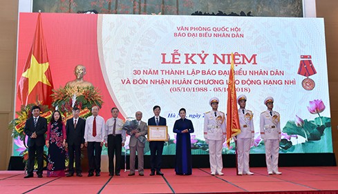 Chủ tịch Quốc hội Nguyễn Thị Kim Ngân trao tặng Huân chương Lao động hạng Nhì cho Báo Đại biểu Nhân dân (Ảnh: Lâm Hiền/ Báo Đại biểu Nhân dân)