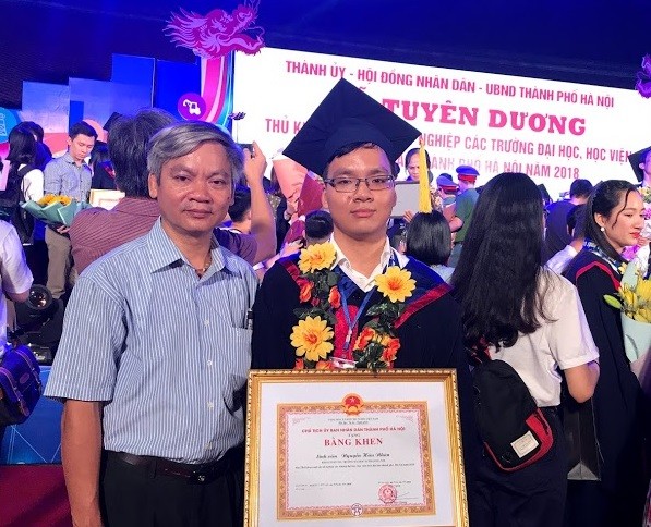 Hữu Nhân chụp ảnh lưu niệm cùng bố trong lễ tuyên dương thủ khoa xuất sắc tốt nghiệp các trường đại học, học viên trên địa bàn thành phố Hà Nội năm 2018 vào tối ngày 8/10 (Ảnh nhân vật cung cấp)