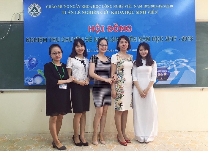 Chu Thị Thương (đứng thứ 2 từ trái qua phải) tham gia nghiên cứu khoa học sinh viên (Ảnh: Nhân vật cung cấp)