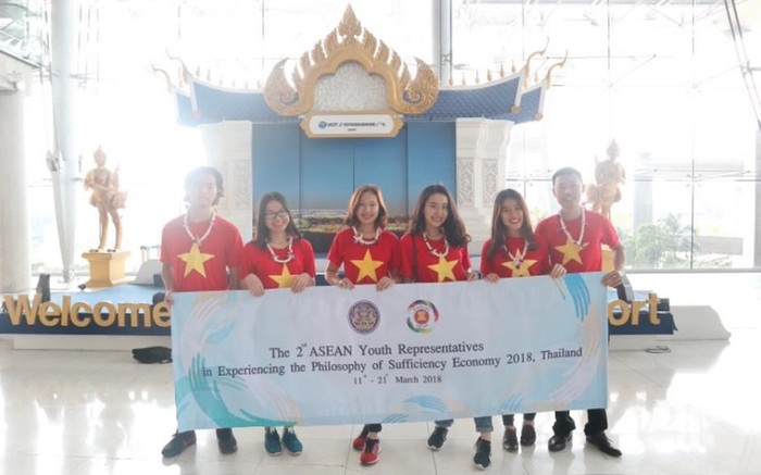 Nguyễn Thùy Dung (thứ 2 từ phải qua trái) tham gia chương trình “Đại diện thanh niên ASEAN trải nghiệm học thuyết kinh tế vừa đủ” tại Thái Lan năm 2018 (Ảnh nhân vật cung cấp)