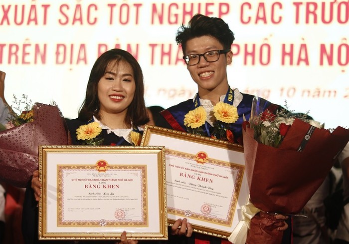 Lưu Ly trong lễ vinh danh Thủ khoa xuất sắc tốt nghiệp các trường đại học, học viện trên địa bàn thành phố Hà Nội năm 2018. (Ảnh nhân vật cung cấp)