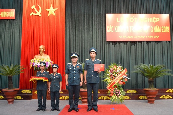 Sau khi tốt nghiệp, Tạ Đình Cương (cầm bằng tốt nghiệp) được giữ lại ở trường công tác với cương vị là cán bộ quản lý học viên chuyên ngành chỉ huy tham mưu không quân. (Ảnh nhân vật cung cấp)
