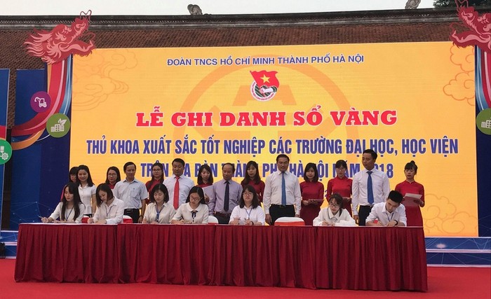 Cô gái Nguyễn Thị Hải (thứ 2 từ phải qua trái) trong lễ ghi danh sổ vàng khi trở thành một trong 88 thủ khoa tốt nghiệp xuất sắc các đại học, học viện năm 2018 trên địa bàn Hà Nội (Ảnh nhân vật cung cấp)