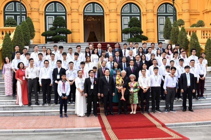 Tổng Bí thư, Chủ tịch nước Nguyễn Phú Trọng chụp ảnh lưu niệm cùng học sinh sinh viên tiêu biểu (Ảnh: Bộ Giáo dục và Đào tạo)