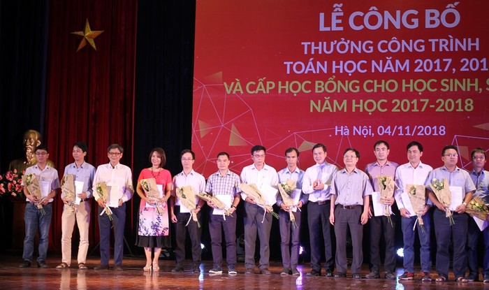 Phó giáo sư Trần Đan Thư (thứ ba từ trái sang) - Hiệu trưởng trường Đại học Hoa Sen là một trong những tác giả có công trình toán học vừa được Viện nghiên cứu cao cấp về Toán trao thưởng vào ngày 4/11.