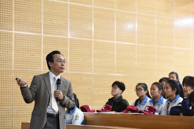 Hiệu trưởng trường Đại học Bách khoa Hà Nội giảng bài cho hàng trăm sĩ tử (Ảnh minh họa: VTV)