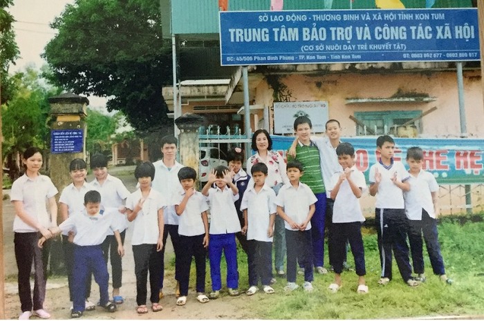 Nếu như đến với nghề sư phạm là để thực hiện ước mơ thì việc đến với trung tâm bảo trợ thuộc trường Tiểu học Quang Trung và giảng dạy cho những trẻ khuyết tật nơi đây dường như lại là một cái duyên. (Ảnh nhân vật cung cấp)