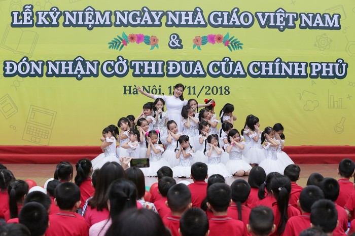 Sân khấu của trường Tiểu học Lê Quý Đôn như được thắp sáng bằng tình yêu và sự tự tin của các con.