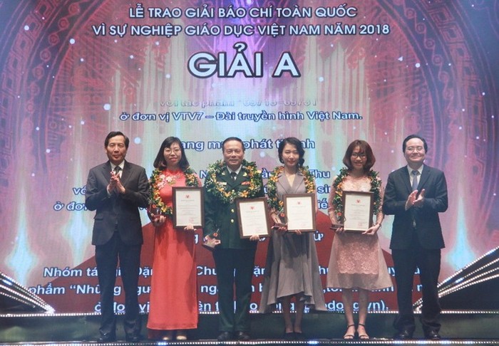 Bộ trưởng Phùng Xuân Nhạ và Chủ tịch Hội Nhà báo Việt Nam Thuận Hữu trao giải A cho các tác phẩm xuất sắc. (Ảnh: Ban tổ chức)