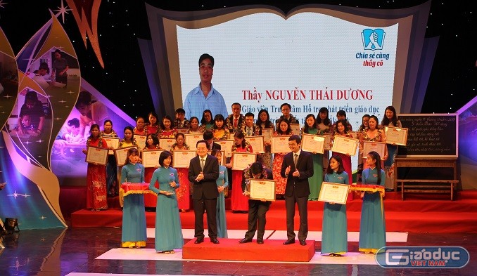 Thầy Nguyễn Thái Dương là một trong 48 thầy cô được tuyên dương trong chương trình “Chia sẻ cùng thầy cô” năm 2018 (Ảnh: Thùy Linh)
