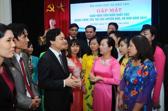 Bộ trưởng Phùng Xuân Nhạ trò chuyện thân mật với các thầy cô giáo tại cuộc gặp gỡ giáo viên tiêu biểu xuất sắc năm 2016 (Ảnh: moet.gov.vn)