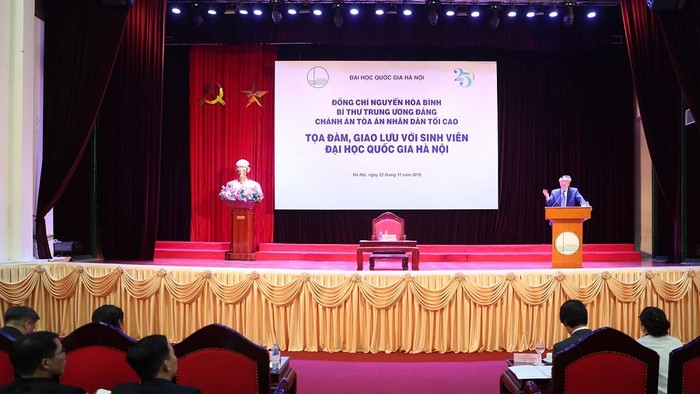 Chánh án Tòa án nhân dân tối cao Nguyễn Hòa Bình nói chuyện với sinh viên khoa Luật, Đại học Quốc gia Hà Nội vào ngày 22/11. (Ảnh: VNU)