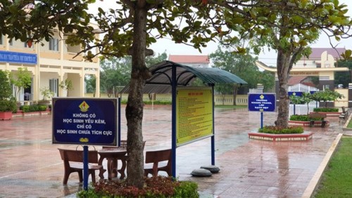 Các câu khẩu hiệu trong khuôn viên trường Trung học cơ sở Duy Ninh (Quảng Bình). Ảnh: Báo Sài Gòn giải phóng